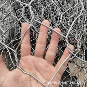 Net gelaste kooi met konijnenkooi